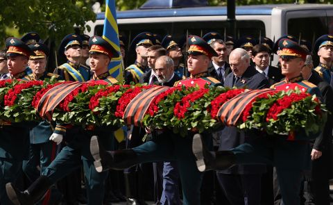 Der armenische Premierminister Nikol Paschinjan besucht die Parade zum Tag des Sieges in Moskau