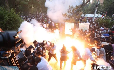 Zusammenstöße in Eriwan, als Demonstranten den Rücktritt des armenischen Premierministers fordern