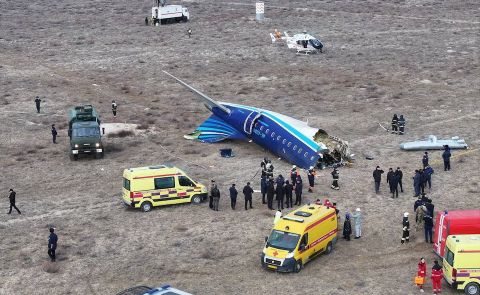 Kasachstan übergibt Flugschreiber des in Aktau abgestürzten Flugzeugs zur unabhängigen Untersuchung an Brasilien