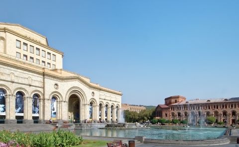 Proteste gegen den Abriss von Cafés rund um den Opernplatz in Jerewan