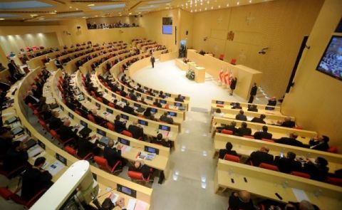 Die erste Runde der politischen Verhandlungen in Georgien endet ergebnislos. Internationale Mediatoren loben den Dialog