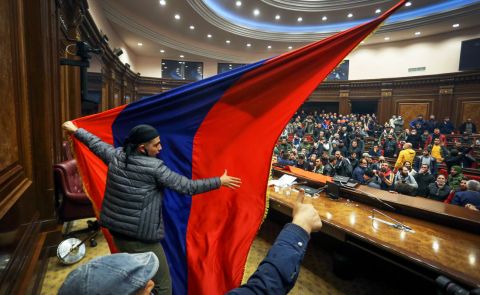 Großer Protest in Armenien fordert den Rücktritt von Paschinjan 