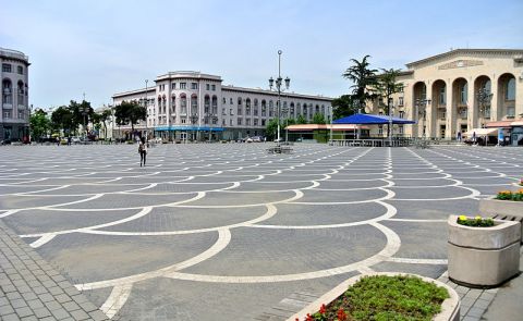 Bürgermeisterkandidat von Rustavi meldet Verletzung bei Angriff auf sein Büro